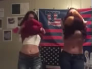兩個米國少女跳脫衣艷舞自拍