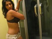 亞美尼亞女孩在浴室跳脫衣舞
