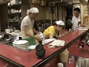 日本老少歡壽司店裡的特殊服務