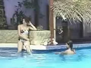 哥斯大黎加公共游泳池比基尼正妹露乳