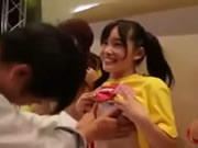 日本女友發布會公共場合裸體給粉絲摸奶