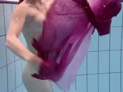 俄國紅發美魔女孩在水里面裸體游泳