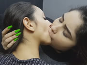 南美兩女同乳頭撫慰深吻