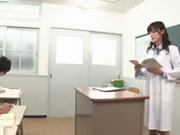 尺度超大的輕熟女 飯岡加奈子 教室桌子玩法專用女教師
