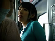 日本女子校生在公車上熱吻與打手槍