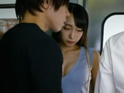 日本女子校生 在公車上熱吻與打手槍
