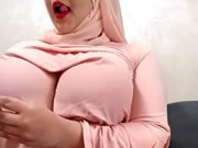 阿拉伯胖女在攝影機前搖晃對大奶子