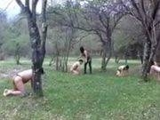 日本痴女在樹林野外鞭打幾個蛇男