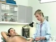 歐洲女醫生身體檢查男患者與在手術台上口交做愛