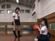 日本兩個學生和男教師在室內籃球場激情