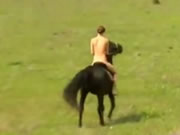 正妹草原上裸身騎馬身材完美無瑕