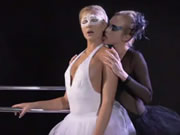 兩個芭蕾舞者互相撫慰揉乳調情誘惑