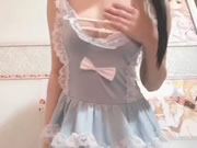 小蘿莉掀開裙子直接玩小穴